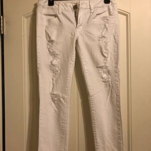American Eagle size 6 white distressed jeans